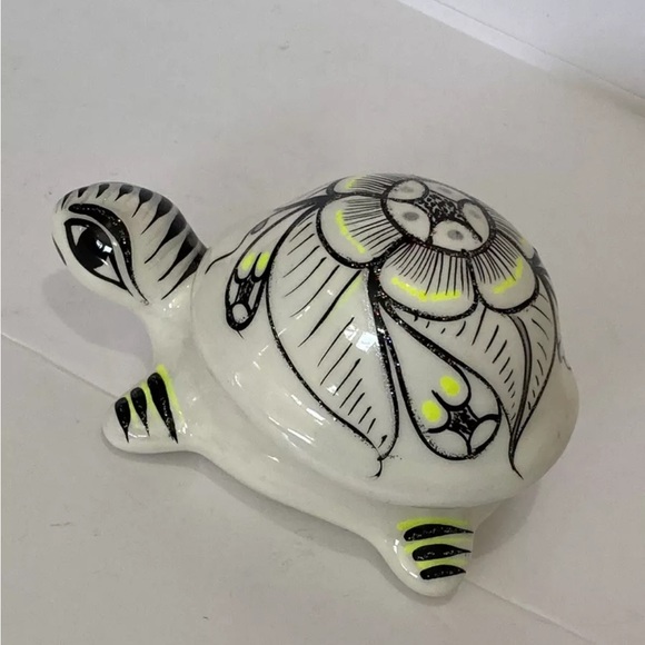 Hand-Painted Mexican Folk Art Turtle Trinket Box White Sparkles with Lid - Picture 4 of 8